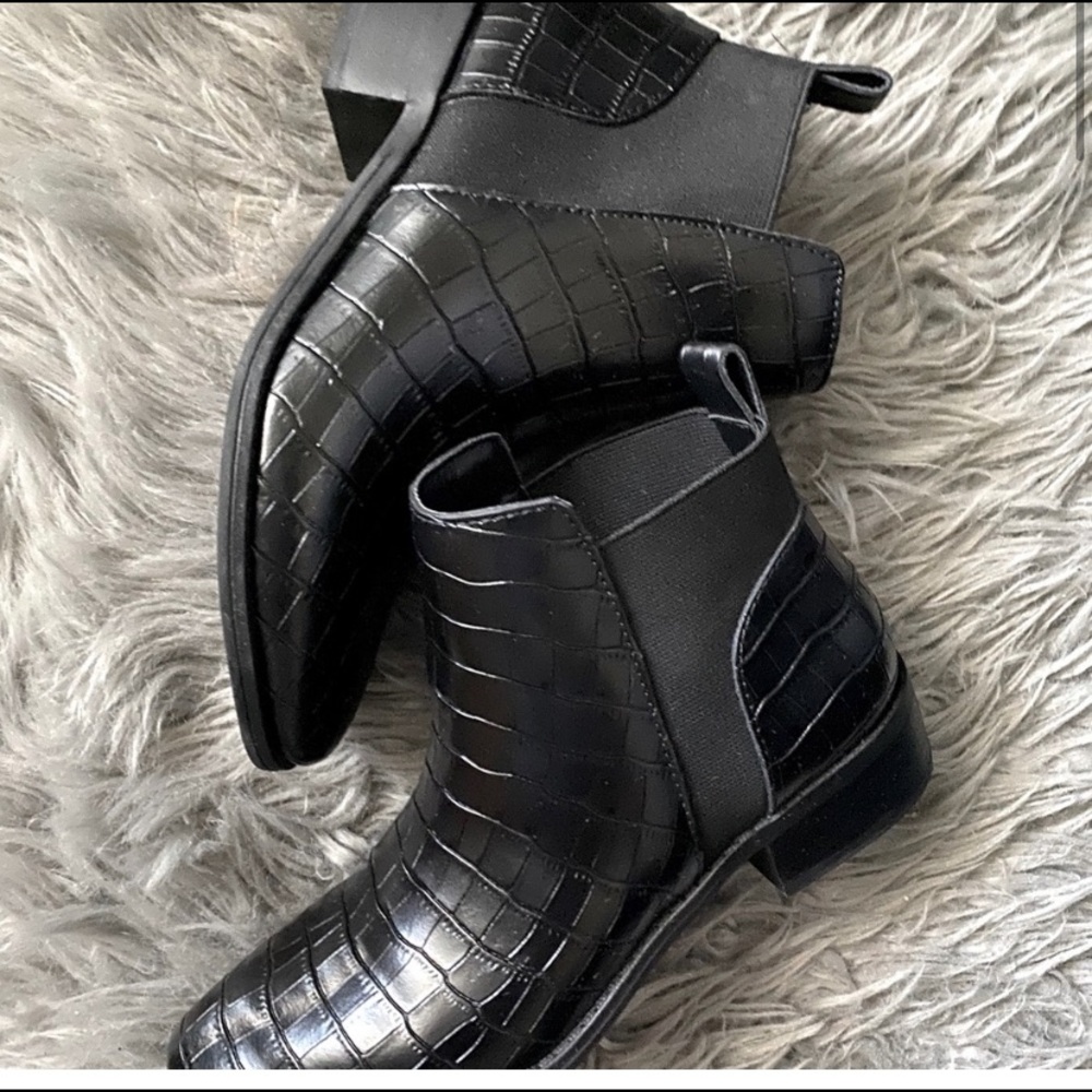 Dolce vita croc texture low heel bootie size 7.5